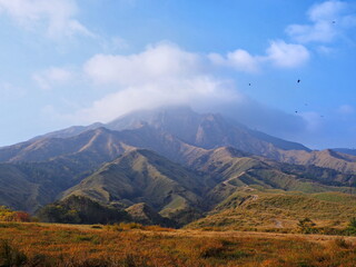 阿蘇山高岳を東側から見た全景写真