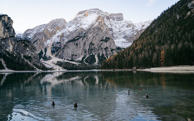 Fototapeta na wymiar Amazing view of Lago di Braies (Pragser Wildsee), most beautiful lake in South Tirol, Dolomites mountains, Italy. Popular tourist attraction. Beautiful Europe.