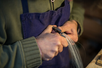 Luthier confectionne un archet pour un violon en crin de cheval
Luthier makes a bow for a horsehair...