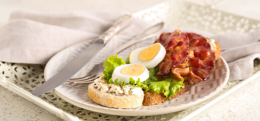 Plate with tasty toast on tray, closeup