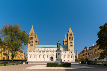 Fototapeta na wymiar view of the Szepessy Ignacz Monument and the Pécs Cathedral