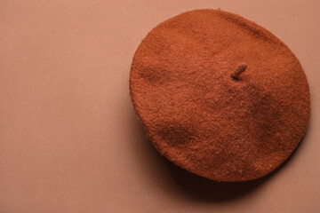 Stylish beret hat on brown background - obrazy, fototapety, plakaty