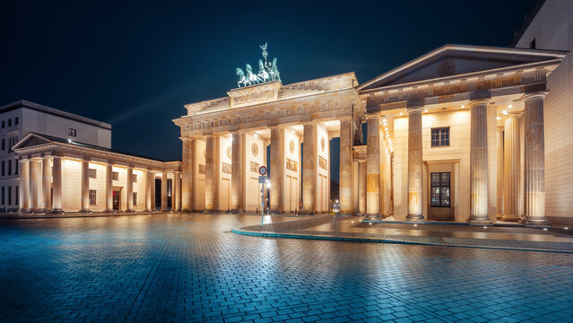 the brandenburg gate in berlin at night