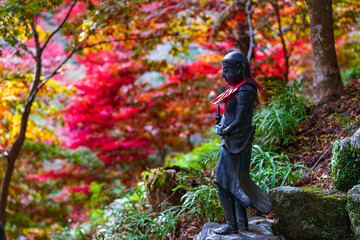 紅葉シーズンの大山寺の仏像
