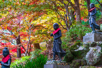 紅葉シーズンの大山寺の仏像