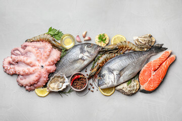 Obraz premium Flat lay composition with fresh raw dorado fish and different seafood on light grey table