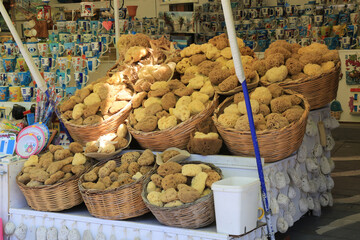Fototapeta premium Shop mit Naturschwämmen etc. in Zia - Schöne Stadt auf der Insel Kos (Griechenland)