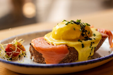 Tostada de salmón y huevos benedict