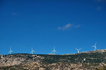 Windräder hinter den Bergen, Peloponnes, Griechenland