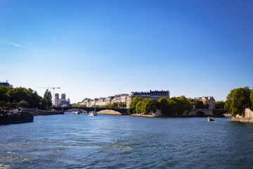Fototapeta na wymiar a trip along the seine and the bridges of paris