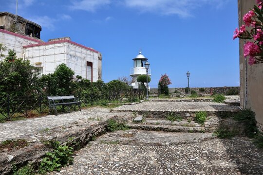 Scilla - Faro sulla terrazza di Castello Ruffo