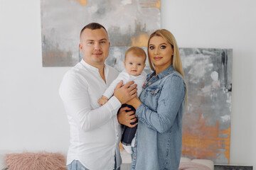 Obraz premium Portrait of a young family in the studio