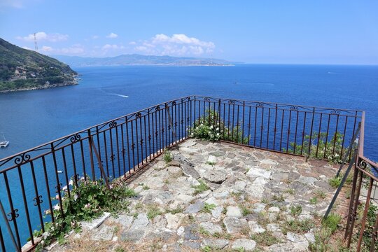 Scilla - Stretto di Messina dalla terrazza di Castello Ruffo