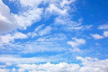 Obraz premium Clouds form in the sky on a clear day.