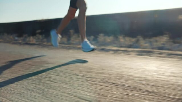 Runner using video training on mobile device