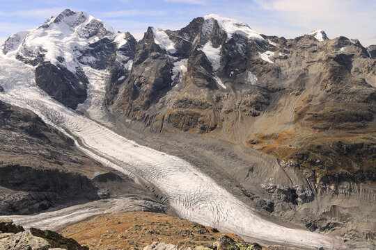 Majest&auml;tische Alpenlandschaft im Klimawandel; Piz Bernina (4049m), Piz Morteratsch (3751m) und Piz Tschierva (3546m) davor der Morteratschgletscher und von links der Persgletscher im Sp&auml;tsommer 2022