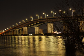 湖にかかる橋