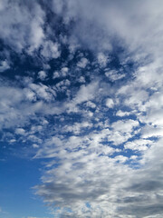 Fondo natural con multitud de pequeñas nubes y cielo de tono azul intenso