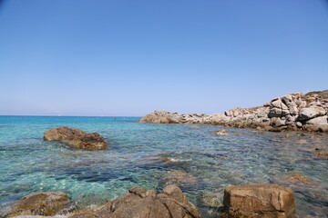 paysage de crique en mer Méditerranée avec eau turquoise et rocher 