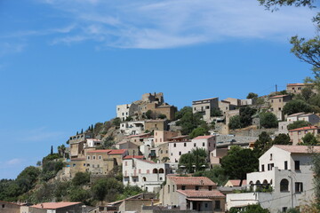 Fototapeta na wymiar village en Provence sur la montagne 