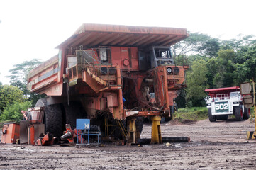 Disassembly Heavy dump truck for overhaul, Mining Dump Truck                               © sukarman