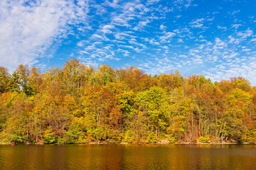 Blick über den See Schmaler Luzin auf die herbstliche Feldberger Seenlandschaft