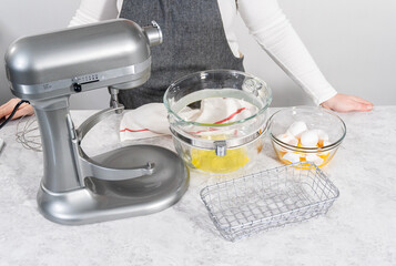 Unicorn meringue pops