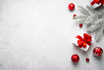 Prettige Kerstdagen en Happy Holidays wenskaart, frame, banner. Nieuwjaar. Noël. Kerst rode ornamenten en cadeau op lichte achtergrond bovenaanzicht. Winter kerst vakantie thema. Plat liggend