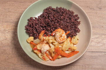 Riceberry Rice with Stir-Fried Shrimp and Cauliflower