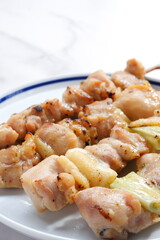 炭火でじっくり焼いた焼き鳥の盛り合わせ（塩）