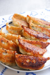 外がパリパリ、中がジューシーな焼き餃子