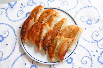 外がパリパリ、中がジューシーな焼き餃子