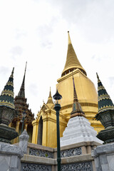 Fototapeta na wymiar Golden temple in Bangkok, Thailand 