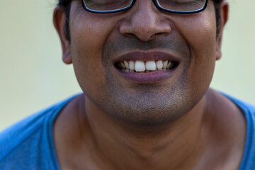 Obraz premium Handsome young man isolated over yellow background showing teeth.