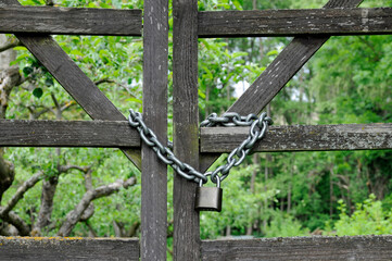 vorh&auml;ngeschlo&szlig; an holztor