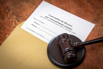 papier de convention de divorce écrit en français dan une enveloppe