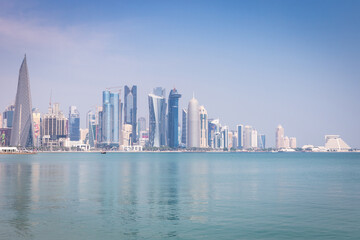Obraz premium Corniche skyline in Doha, Qatar.
