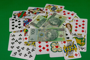 Zielona stolik, karty do gry, banknoty ,