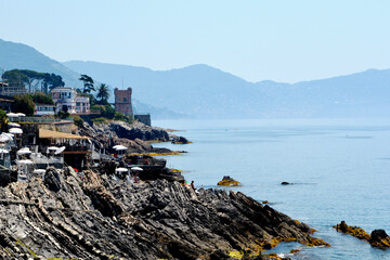 La costa del Mar Ligure a Nervi in provincia di Genova, Italia.