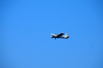 Avioneta volando sobre los Acantilados de Maro-Cerro Gordo, cerca de Nerja, Málaga, Andalucía, España