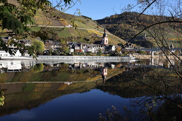 Fototapeta premium Zell an der Mosel im Herbst, Rheinland-Pfalz