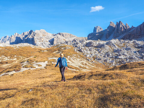 Dolomiten - Wandern zu der Drei-Zinnen Hütte im Herbst