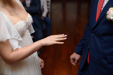 Obraz na płótnie Canvas Wedding rings on hands close-up