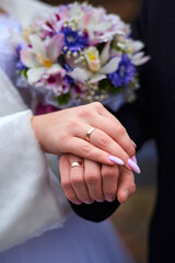 Obraz na płótnie Canvas Wedding rings on hands close-up