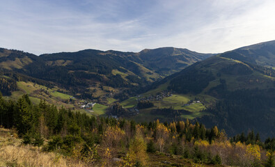 Fototapeta na wymiar Hügeliges Landschaftidyll.