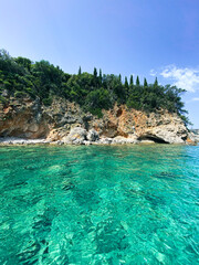 Palaiokastritsa, Comune a Corfù in Grecia. Acqua azzurra cristallina e verde smeraldo in un paradiso terrestre europeo.