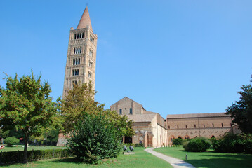 Fototapeta premium L'Abbazia di Pomposa a Codigoro in provincia di Ferrara, Emilia Romagna, Italia.