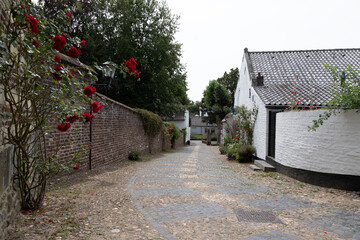 Leere Straße in der weißen Stadt Thorn in Holland.