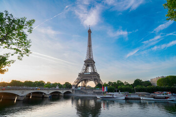 Fototapeta na wymiar eiffel tour over Seine river