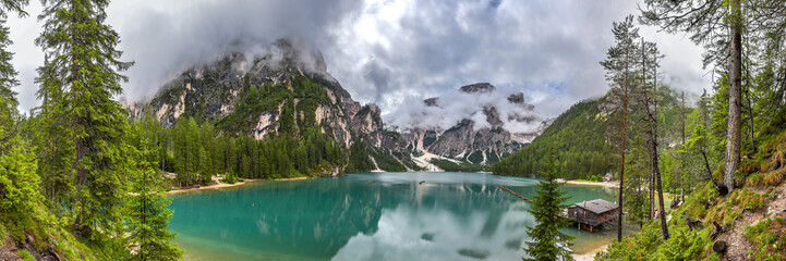 Panorama Pragser Wildsee in den Dolomiten / Südtirol